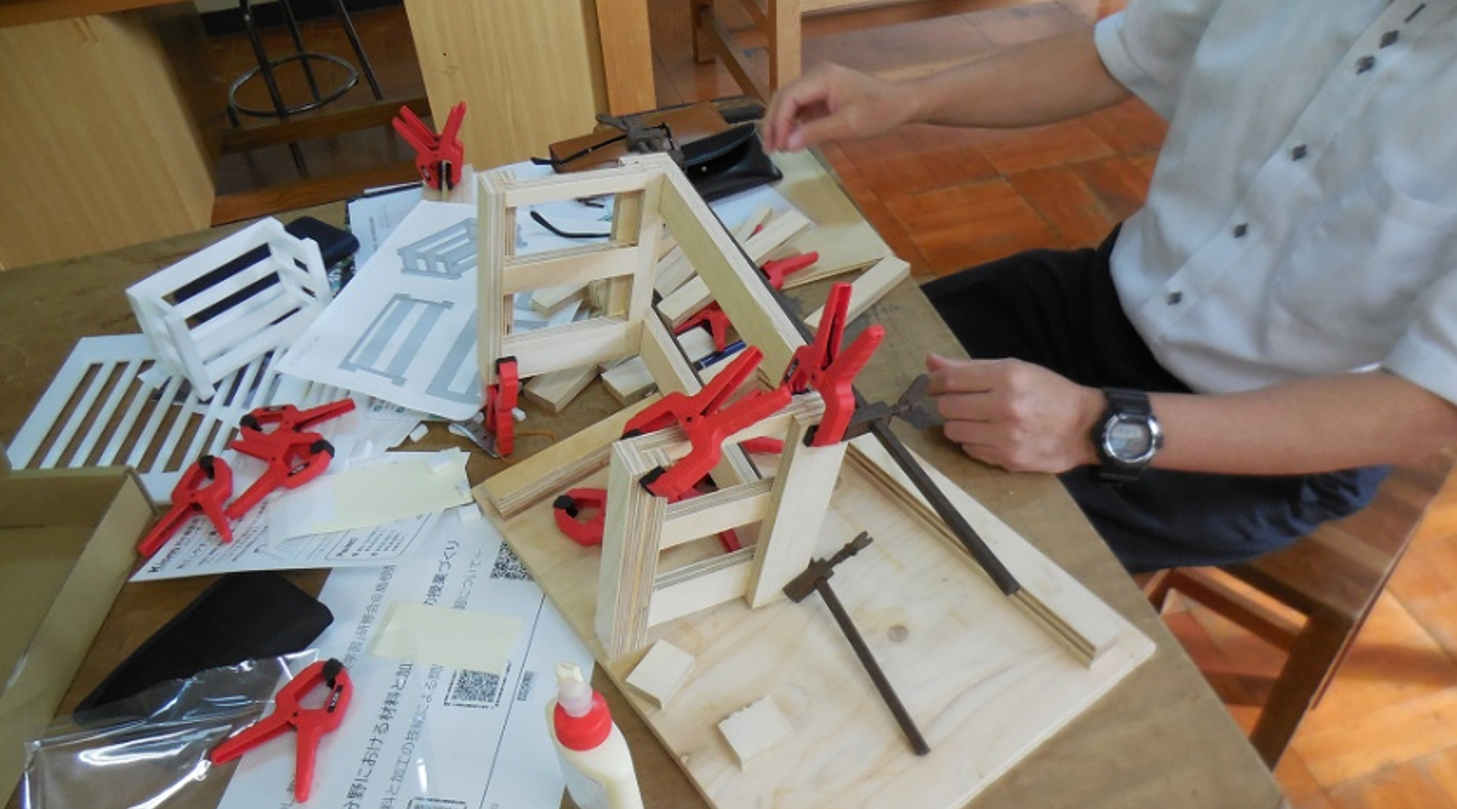 接着・組み立ての様子