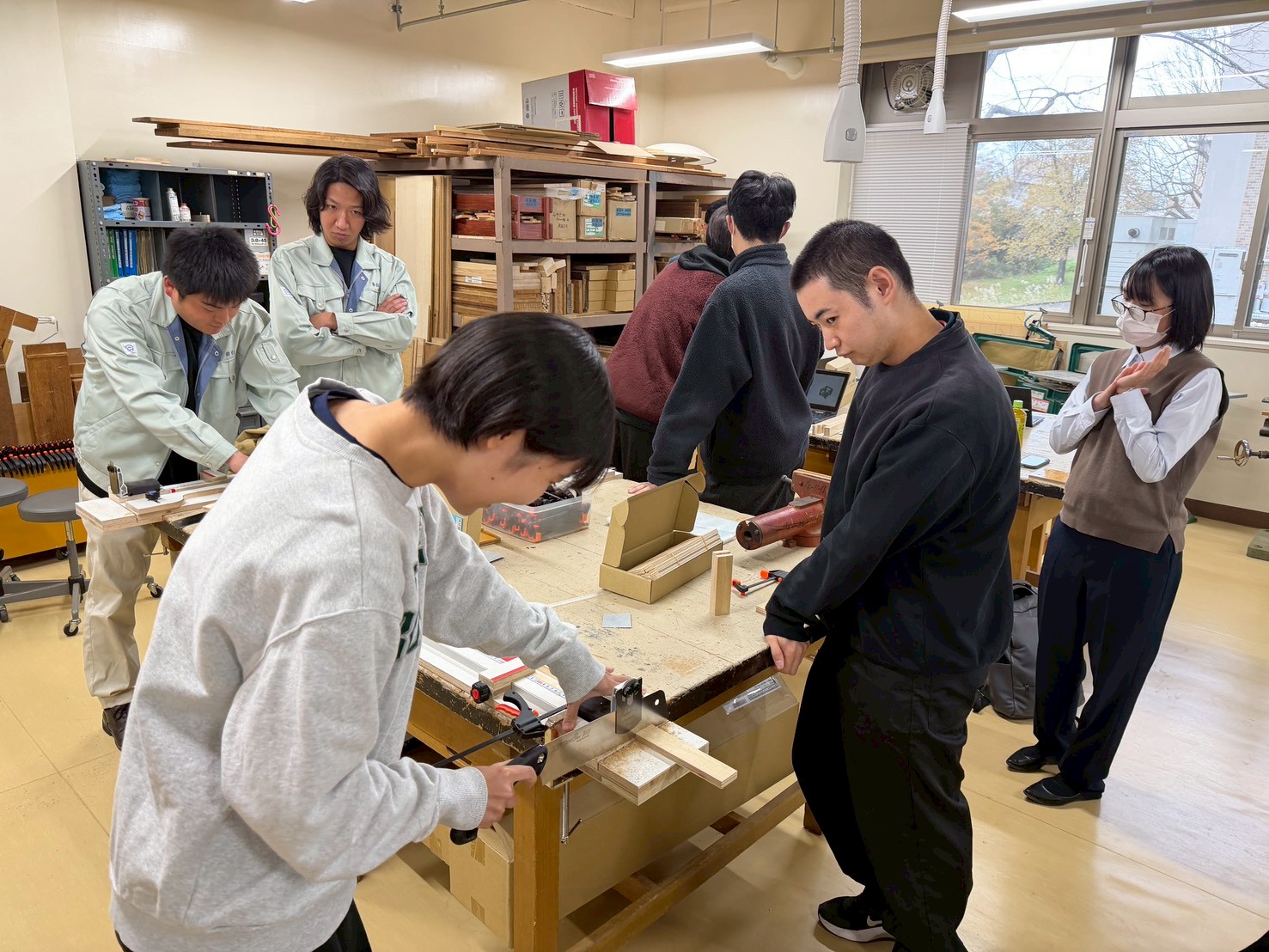 のこぎりによる切断作業